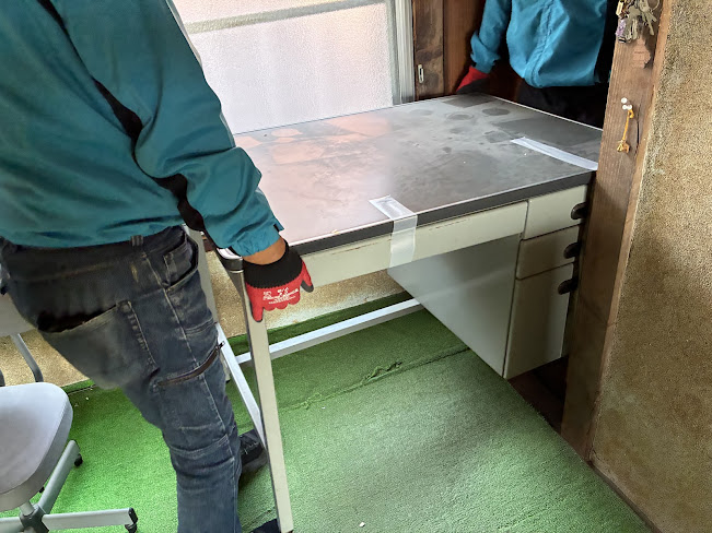 家具の丁寧な搬出作業 | 愛媛県松山市の不用品回収なら片づけGOGO