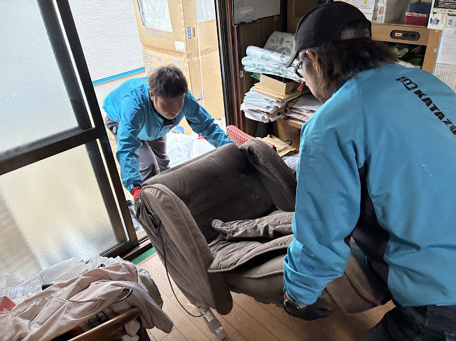 愛媛県｜松山市｜重いマッサージチェア｜椅子、スピーディにお片付け！